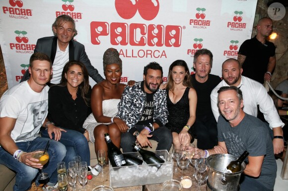 Exclusif - Matthieu Delormeau, Gilles Verdez, Valérie Bénaïm, Nadège Beausson-Diagne, Cyril Hanouna, Capucine Anav, Jean-Luc Lemoine, Mokhtar Guetari, Jean-Michel Maire - A l'occasion de son 42ème anniversaire, Cyril Hanouna à fait la surprise au public et chroniqueurs de "Touche pas à mon poste" d'emmener tout le monde, aprés l'émission, à Palma de Majorque pour faire la fête dans la célébre discothéque "Le Pacha" Palma de Majorque, le 22 Septembre 2016