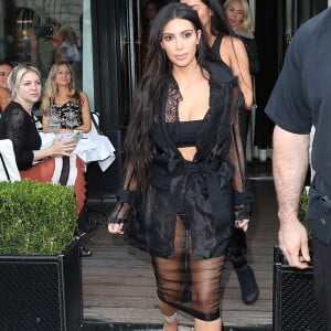 Kim Kardashian quitte le restaurant l'Avenue à Paris le 28 septembre 2016. © Cyril Moreau / Bestimage