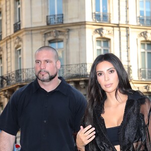 Un homme, Vitalii Sediuk, essaie d'embrasser les fesses de Kim Kardashian devant le restaurant l'Avenue à Paris le 28 septembre 2016. Avant d'atteindre son but, il est mis à terre et maîtrisé par le service d'ordre. © Cyril Moreau / Bestimage