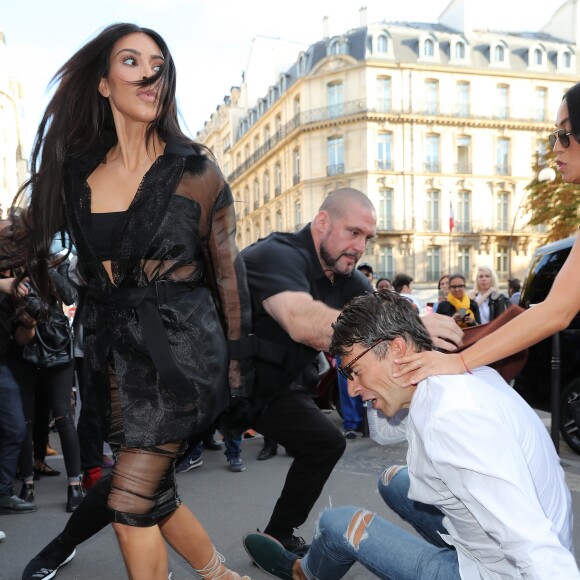 Un homme, Vitalii Sediuk, essaie d'embrasser les fesses de Kim Kardashian devant le restaurant l'Avenue à Paris le 28 septembre 2016. Avant d'atteindre son but, il est mis à terre et maîtrisé par le service d'ordre. © Cyril Moreau / Bestimage