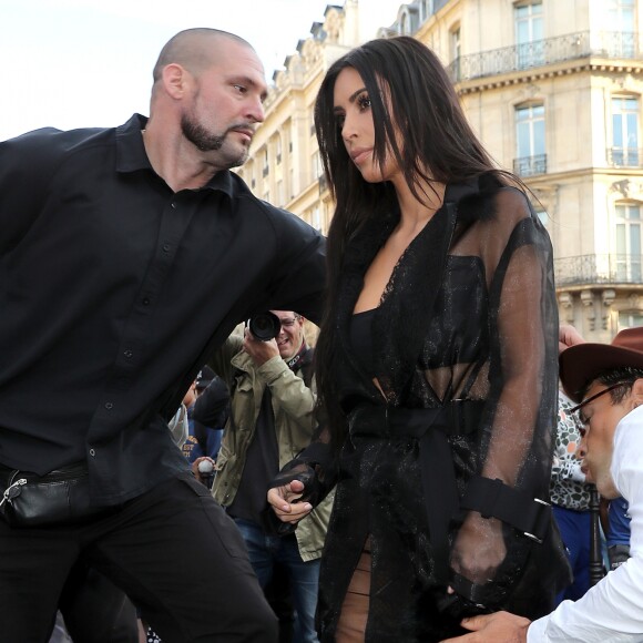 Un homme, Vitalii Sediuk, essaie d'embrasser les fesses de Kim Kardashian devant le restaurant l'Avenue à Paris le 28 septembre 2016. Avant d'atteindre son but, il est mis à terre et maîtrisé par le service d'ordre. © Cyril Moreau / Bestimage