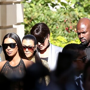 Kim Kardashian, sa soeur Kourtney, leur mère Kris Jenner et son compagnon Corey Gamble arrivent à l'hôtel Potocki pour assister au défilé Balmain. Paris, le 29 septembre 2016.