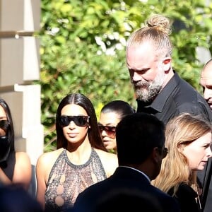 Kim Kardashian, sa soeur Kourtney, leur mère Kris Jenner et son compagnon Corey Gamble arrivent à l'hôtel Potocki pour assister au défilé Balmain. Paris, le 29 septembre 2016.