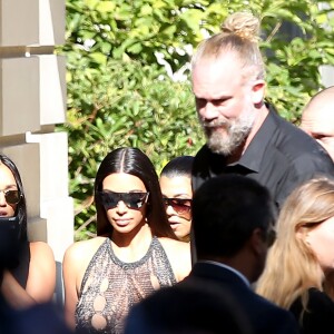 Kim Kardashian, sa soeur Kourtney, leur mère Kris Jenner et son compagnon Corey Gamble arrivent à l'hôtel Potocki pour assister au défilé Balmain. Paris, le 29 septembre 2016.