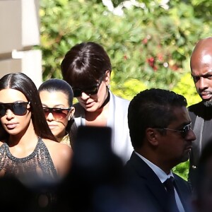 Kim Kardashian, sa soeur Kourtney, leur mère Kris Jenner et son compagnon Corey Gamble arrivent à l'hôtel Potocki pour assister au défilé Balmain. Paris, le 29 septembre 2016.