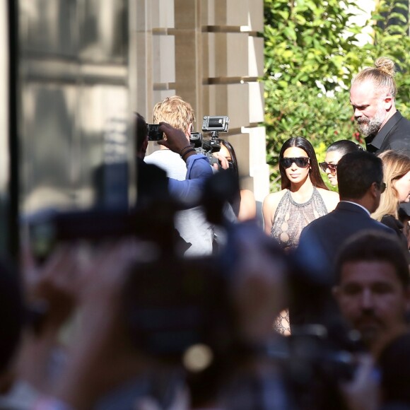 Kim Kardashian, sa soeur Kourtney, leur mère Kris Jenner et son compagnon Corey Gamble arrivent à l'hôtel Potocki pour assister au défilé Balmain. Paris, le 29 septembre 2016.