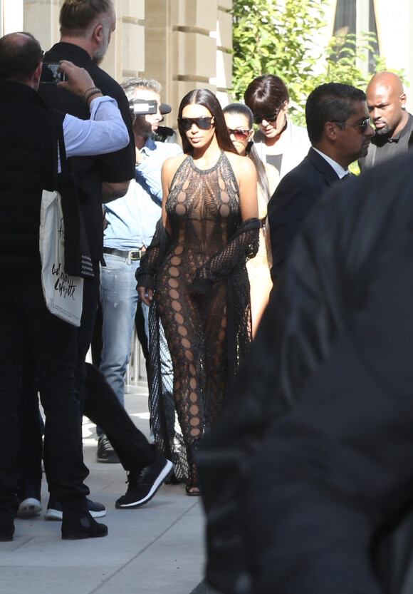 Kim, Kourtney Kardashian, Kris Jenner et Corey Gamble à Paris, le 29 septembre 2016.