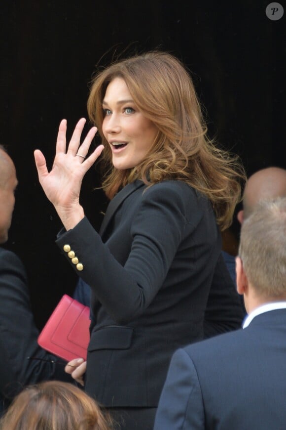 Carla Bruni-Sarkozy - Arrivées au défilé de mode prêt-à-porter printemps-été 2017 "Balmain" à Paris. Le 29 septembre 2016