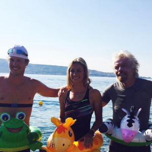 Sam et Holly Branson avec leur père Sir Richard Branson lors du Virgin Strive Challenge 2016 avant la traversée du détroit de Messine en septembre 2016. Instagram Holly Branson.