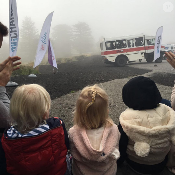 Holly Branson attendue par ses enfants sur l'Etna lors du dernier jour du Virgin Strive Challenge 2016, le 29 septembre 2016 en Sicile. Instagram Holly Branson.
