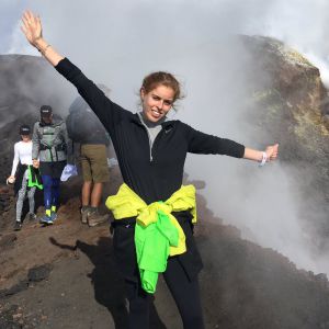 La princesse Beatrice d'York au sommet de l'Etna au dernier jour du Virgin Strive Challenge 2016, le 29 septembre 2016 en Sicile. Twitter de Beatrice d'York.