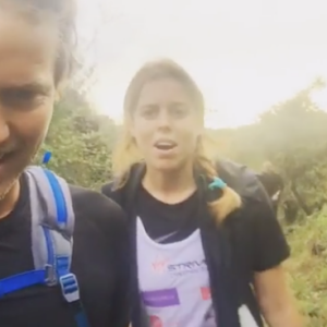 Sam Branson et la princesse Beatrice d'York lors de leur ascension de l'Etna au dernier jour du Virgin Strive Challenge 2016, le 29 septembre 2016 en Sicile. Instagram de Sam Branson.