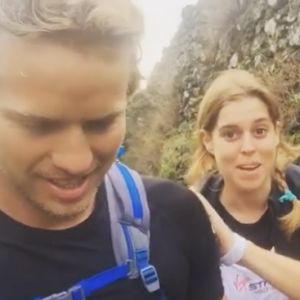 Sam Branson et la princesse Beatrice d'York lors de leur ascension de l'Etna au dernier jour du Virgin Strive Challenge 2016, le 29 septembre 2016 en Sicile. Instagram de Sam Branson.