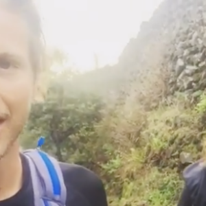 Sam Branson et la princesse Beatrice d'York lors de leur ascension de l'Etna au dernier jour du Virgin Strive Challenge 2016, le 29 septembre 2016 en Sicile. Instagram de Sam Branson.