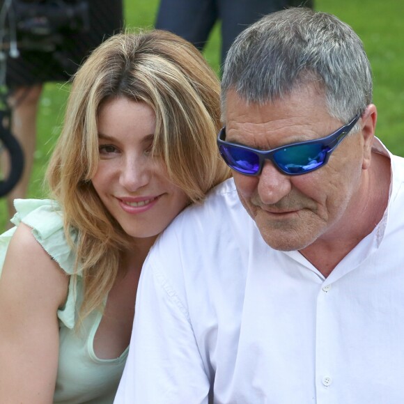 Exclusif - Jean-Marie Bigard et sa femme Lola Marois - Tournage du film "Vive la crise" à Paris. Sortie prévue janvier 2017. Le 25 juin 2016 © Daniel Angeli / Bestimage