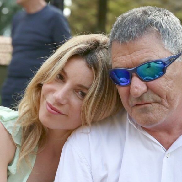 Exclusif - Jean-Marie Bigard et sa femme Lola Marois - Tournage du film "Vive la crise" à Paris. Sortie prévue janvier 2017. Le 25 juin 2016 © Daniel Angeli / Bestimage