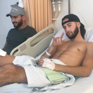 Tarek Benattia à l'hôpital à Genève jpour une opération du genou, le 29 septembre 2016. Ici avec Thomas Vergara.