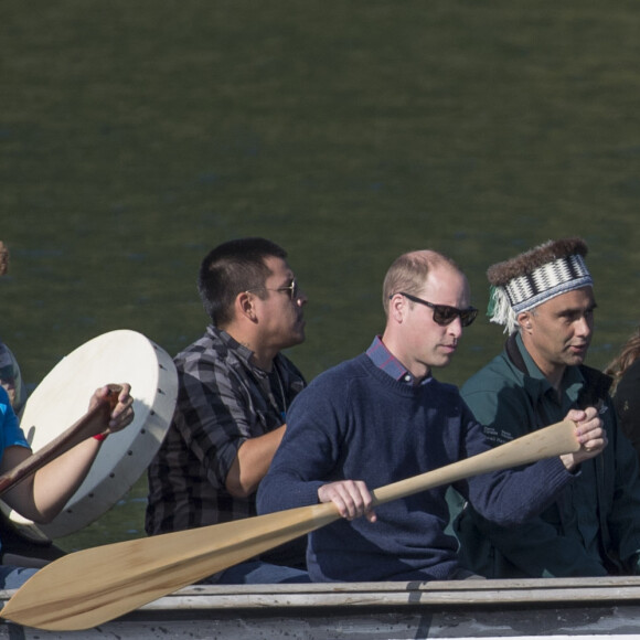 Le prince William et Kate Middleton, duc et duchesse de Cambridge, ont emprunté un canoë traditionnel (et ramé !) pour se rendre sur le site Haida Heritage lors de leur visite de l'archipel Haida Gwaii le 30 septembre 2016, au septième et avant-dernier jour de leur tournée royale au Canada.