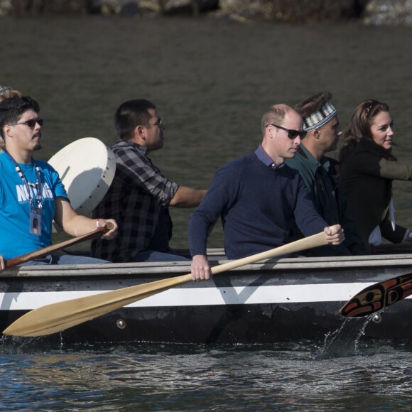 Le prince William et Kate Middleton, duc et duchesse de Cambridge, ont emprunté un canoë traditionnel (et ramé !) pour se rendre sur le site Haida Heritage lors de leur visite de l'archipel Haida Gwaii le 30 septembre 2016, au septième et avant-dernier jour de leur tournée royale au Canada.