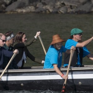 Le prince William et Kate Middleton, duc et duchesse de Cambridge, ont emprunté un canoë traditionnel (et ramé !) pour se rendre sur le site Haida Heritage lors de leur visite de l'archipel Haida Gwaii le 30 septembre 2016, au septième et avant-dernier jour de leur tournée royale au Canada.