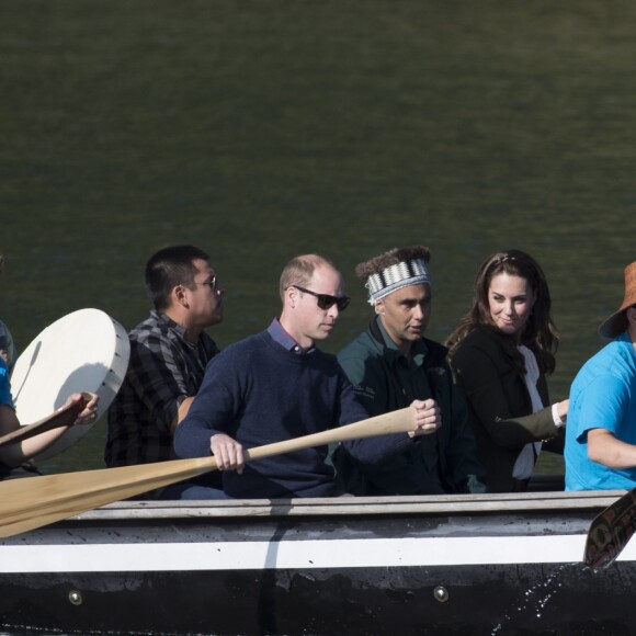 Le prince William et Kate Middleton, duc et duchesse de Cambridge, ont emprunté un canoë traditionnel (et ramé !) pour se rendre sur le site Haida Heritage lors de leur visite de l'archipel Haida Gwaii le 30 septembre 2016, au septième et avant-dernier jour de leur tournée royale au Canada.