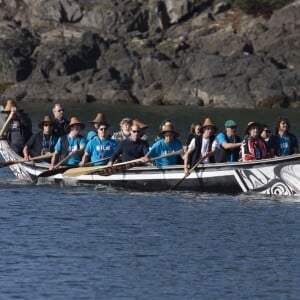 Le prince William et Kate Middleton, duc et duchesse de Cambridge, ont emprunté un canoë traditionnel (et ramé !) pour se rendre sur le site Haida Heritage lors de leur visite de l'archipel Haida Gwaii le 30 septembre 2016, au septième et avant-dernier jour de leur tournée royale au Canada.