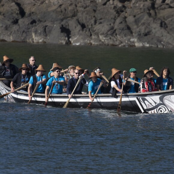 Le prince William et Kate Middleton, duc et duchesse de Cambridge, ont emprunté un canoë traditionnel (et ramé !) pour se rendre sur le site Haida Heritage lors de leur visite de l'archipel Haida Gwaii le 30 septembre 2016, au septième et avant-dernier jour de leur tournée royale au Canada.