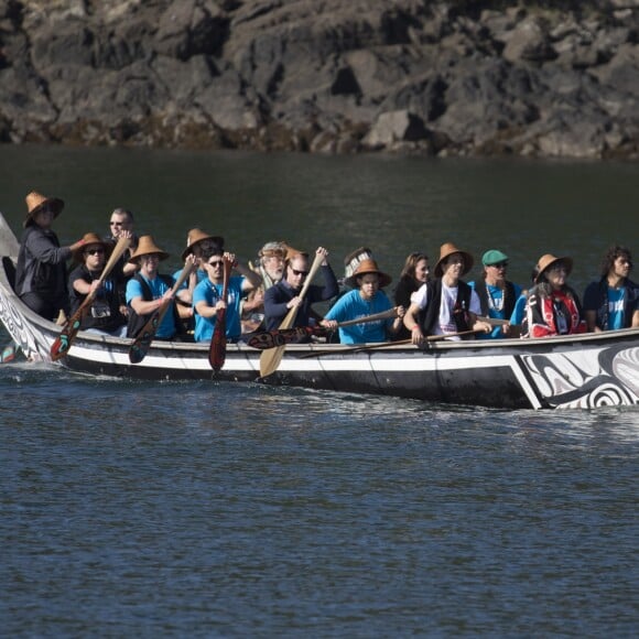 Le prince William et Kate Middleton, duc et duchesse de Cambridge, ont emprunté un canoë traditionnel (et ramé !) pour se rendre sur le site Haida Heritage lors de leur visite de l'archipel Haida Gwaii le 30 septembre 2016, au septième et avant-dernier jour de leur tournée royale au Canada.