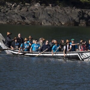 Le prince William et Kate Middleton, duc et duchesse de Cambridge, ont emprunté un canoë traditionnel (et ramé !) pour se rendre sur le site Haida Heritage lors de leur visite de l'archipel Haida Gwaii le 30 septembre 2016, au septième et avant-dernier jour de leur tournée royale au Canada.