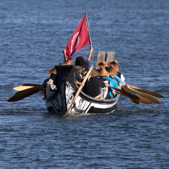 Le prince William et Kate Middleton, duc et duchesse de Cambridge, ont emprunté un canoë traditionnel (et ramé !) pour se rendre sur le site Haida Heritage lors de leur visite de l'archipel Haida Gwaii le 30 septembre 2016, au septième et avant-dernier jour de leur tournée royale au Canada.