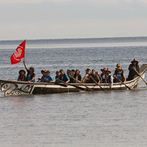 Le prince William et Kate Middleton, duc et duchesse de Cambridge, ont emprunté un canoë traditionnel (et ramé !) pour se rendre sur le site Haida Heritage lors de leur visite de l'archipel Haida Gwaii le 30 septembre 2016, au septième et avant-dernier jour de leur tournée royale au Canada.