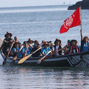 Le prince William et Kate Middleton, duc et duchesse de Cambridge, ont emprunté un canoë traditionnel (et ramé !) pour se rendre sur le site Haida Heritage lors de leur visite de l'archipel Haida Gwaii le 30 septembre 2016, au septième et avant-dernier jour de leur tournée royale au Canada.