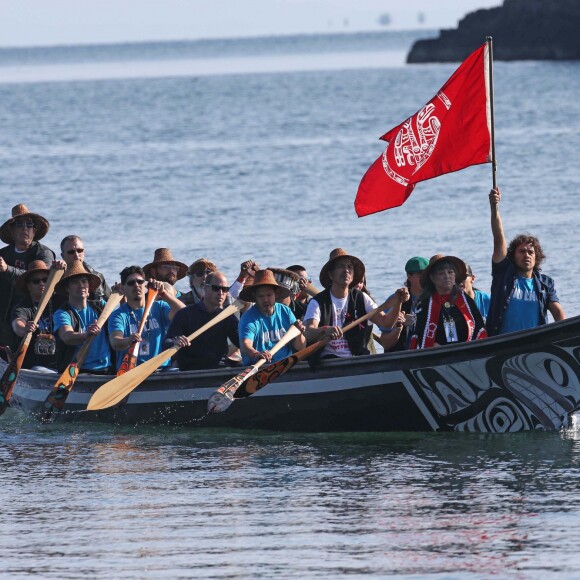 Le prince William et Kate Middleton, duc et duchesse de Cambridge, ont emprunté un canoë traditionnel (et ramé !) pour se rendre sur le site Haida Heritage lors de leur visite de l'archipel Haida Gwaii le 30 septembre 2016, au septième et avant-dernier jour de leur tournée royale au Canada.