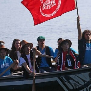 Le prince William et Kate Middleton, duc et duchesse de Cambridge, ont emprunté un canoë traditionnel (et ramé !) pour se rendre sur le site Haida Heritage lors de leur visite de l'archipel Haida Gwaii le 30 septembre 2016, au septième et avant-dernier jour de leur tournée royale au Canada.