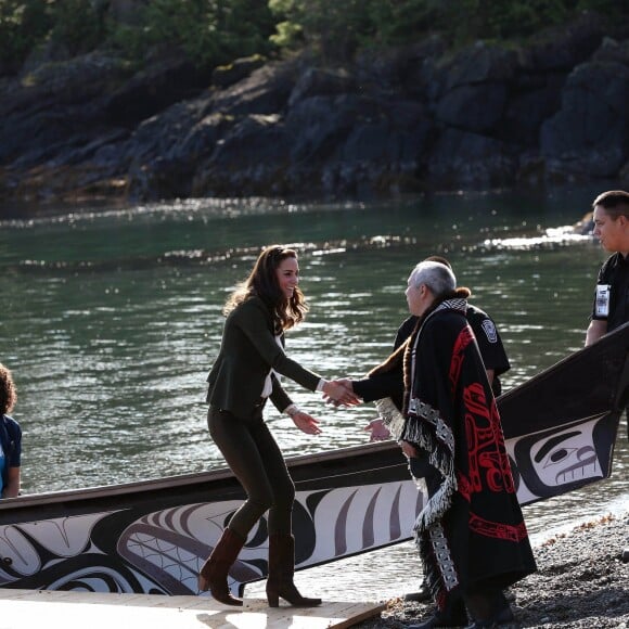 Le prince William et Kate Middleton, duc et duchesse de Cambridge, ont été accueilis par les chefs et la communauté Haida lors de leur visite dans l'archipel Haida Gwaii le 30 septembre 2016, au septième et avant-dernier jour de leur tournée royale au Canada.