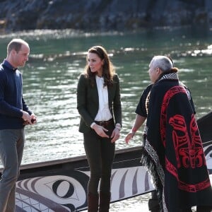 Le prince William et Kate Middleton, duc et duchesse de Cambridge, ont été accueilis par les chefs et la communauté Haida lors de leur visite dans l'archipel Haida Gwaii le 30 septembre 2016, au septième et avant-dernier jour de leur tournée royale au Canada.