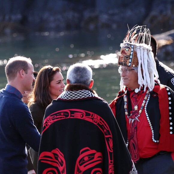 Le prince William et Kate Middleton, duc et duchesse de Cambridge, ont été accueilis par les chefs et la communauté Haida lors de leur visite dans l'archipel Haida Gwaii le 30 septembre 2016, au septième et avant-dernier jour de leur tournée royale au Canada.