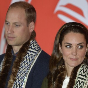 Le prince William et Kate Middleton, duc et duchesse de Cambridge, ont été accueilis par les chefs et la communauté Haida lors de leur visite dans l'archipel Haida Gwaii le 30 septembre 2016, au septième et avant-dernier jour de leur tournée royale au Canada.