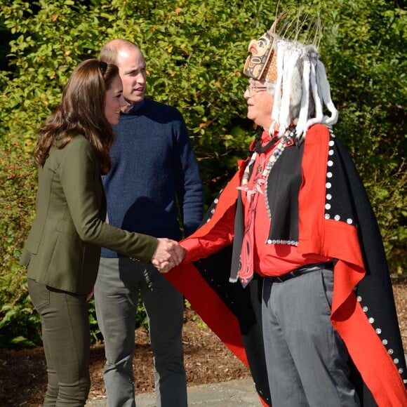 Le prince William et Kate Middleton, duc et duchesse de Cambridge, ont été accueilis par les chefs et la communauté Haida lors de leur visite dans l'archipel Haida Gwaii le 30 septembre 2016, au septième et avant-dernier jour de leur tournée royale au Canada.