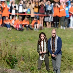 Le prince William et Kate Middleton, duc et duchesse de Cambridge, ont été accueilis par les chefs et la communauté Haida lors de leur visite dans l'archipel Haida Gwaii le 30 septembre 2016, au septième et avant-dernier jour de leur tournée royale au Canada.