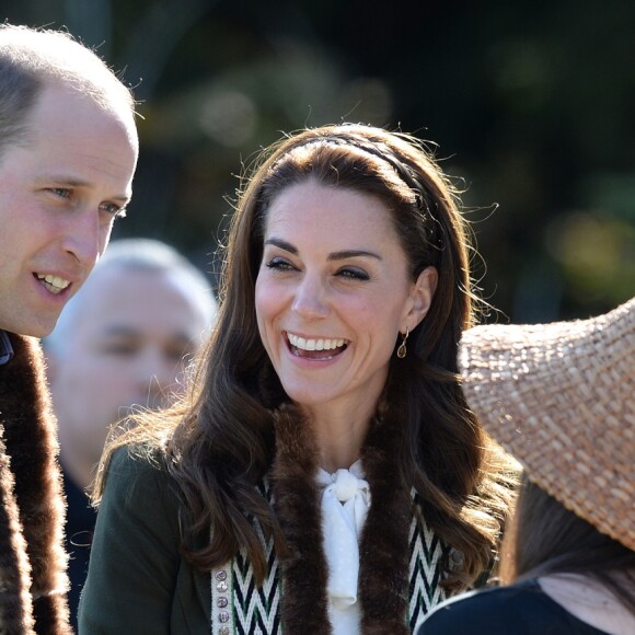 Le prince William et Kate Middleton, duc et duchesse de Cambridge, ont été accueilis par les chefs et la communauté Haida lors de leur visite dans l'archipel Haida Gwaii le 30 septembre 2016, au septième et avant-dernier jour de leur tournée royale au Canada.