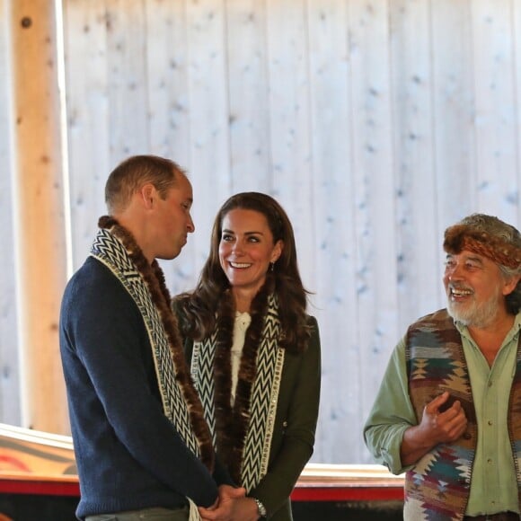 Le prince William et Kate Middleton, duc et duchesse de Cambridge, ont rencontré un sculpteur de totems lors de leur visite de l'archipel Haida Gwaii le 30 septembre 2016, au septième et avant-dernier jour de leur tournée royale au Canada.