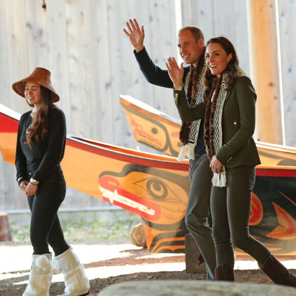 Le prince William et Kate Middleton, duc et duchesse de Cambridge, ont rencontré un sculpteur de totems lors de leur visite de l'archipel Haida Gwaii le 30 septembre 2016, au septième et avant-dernier jour de leur tournée royale au Canada.