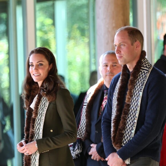 Le prince William et Kate Middleton, duc et duchesse de Cambridge, ont rencontré un sculpteur de totems lors de leur visite de l'archipel Haida Gwaii le 30 septembre 2016, au septième et avant-dernier jour de leur tournée royale au Canada.