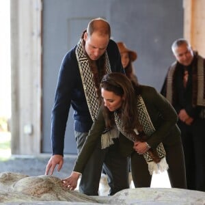 Le prince William et Kate Middleton, duc et duchesse de Cambridge, ont rencontré un sculpteur de totems lors de leur visite de l'archipel Haida Gwaii le 30 septembre 2016, au septième et avant-dernier jour de leur tournée royale au Canada.