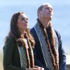 Le prince William et Kate Middleton, duc et duchesse de Cambridge, portant les écharpes traditionnelles qui leur ont été offertes lors de leur visite de l'archipel Haida Gwaii le 30 septembre 2016, au septième et avant-dernier jour de leur tournée royale au Canada.