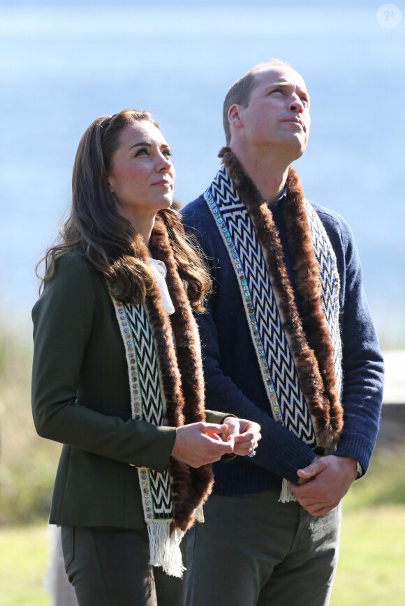 Le prince William et Kate Middleton, duc et duchesse de Cambridge, portant les écharpes traditionnelles qui leur ont été offertes lors de leur visite de l'archipel Haida Gwaii le 30 septembre 2016, au septième et avant-dernier jour de leur tournée royale au Canada.