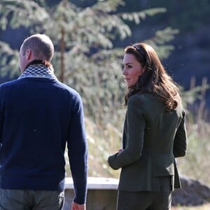 Le prince William et Kate Middleton, duc et duchesse de Cambridge, ont rencontré un sculpteur de totems lors de leur visite de l'archipel Haida Gwaii le 30 septembre 2016, au septième et avant-dernier jour de leur tournée royale au Canada.