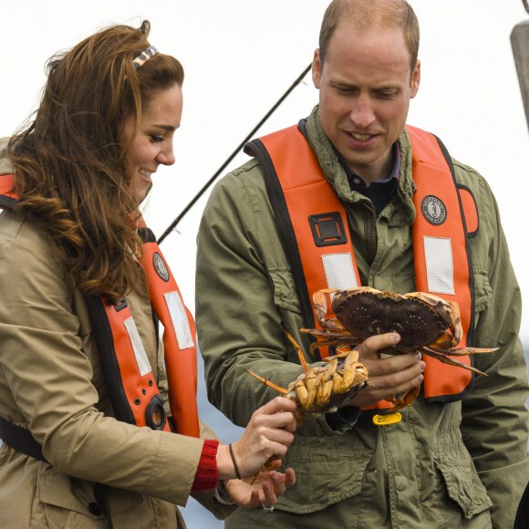 Le prince William et Kate Middleton, duc et duchesse de Cambridge, n'ont pas hésité à prendre des crabes lors d'une partie de pêche à bord du Highland Ranger au cours de leur visite de l'archipel Haida Gwaii le 30 septembre 2016, au septième et avant-dernier jour de leur tournée royale au Canada.