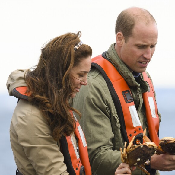 Le prince William et Kate Middleton, duc et duchesse de Cambridge, n'ont pas hésité à prendre des crabes lors d'une partie de pêche à bord du Highland Ranger au cours de leur visite de l'archipel Haida Gwaii le 30 septembre 2016, au septième et avant-dernier jour de leur tournée royale au Canada.